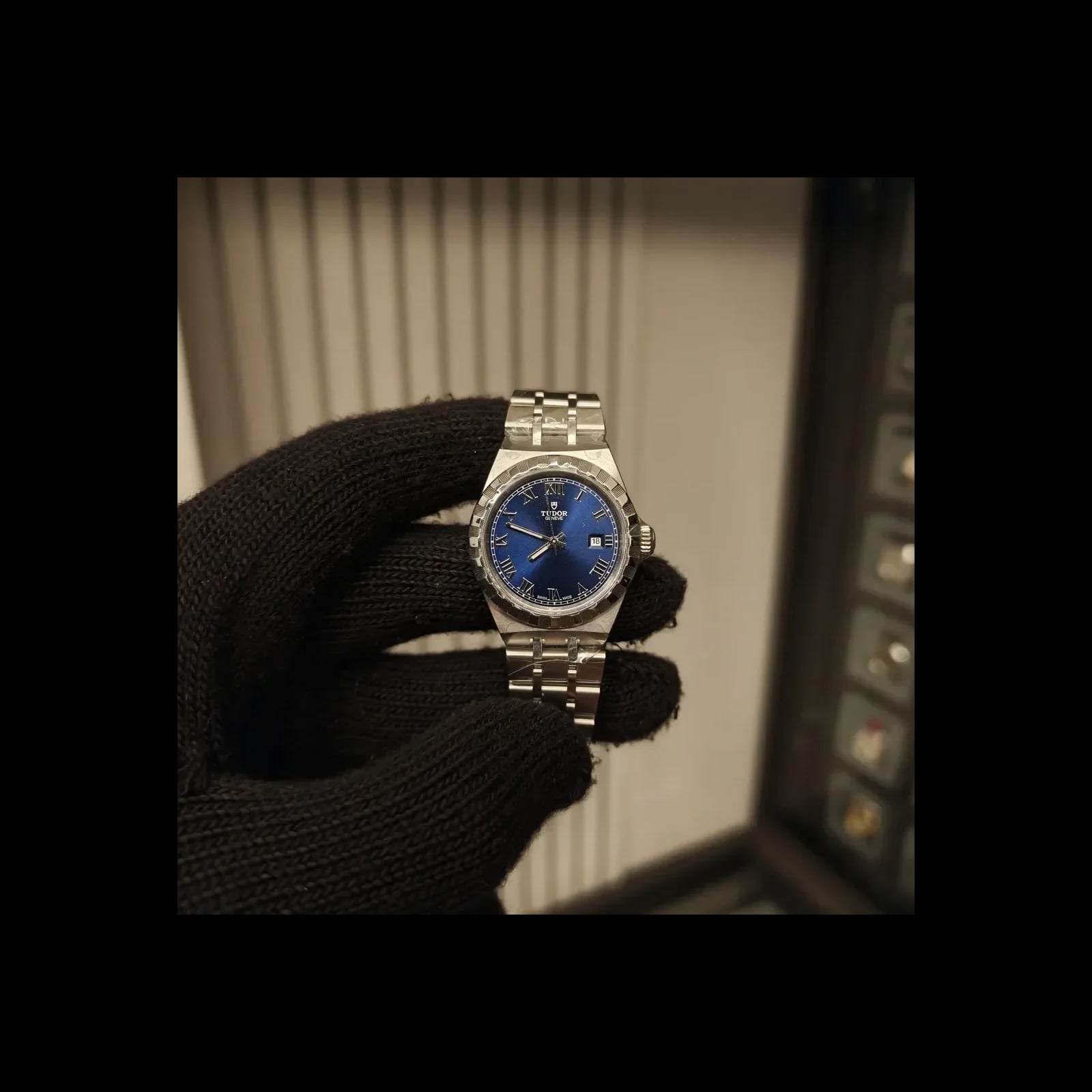 Royal Date 28 Stainless Steel / Blue - Roman