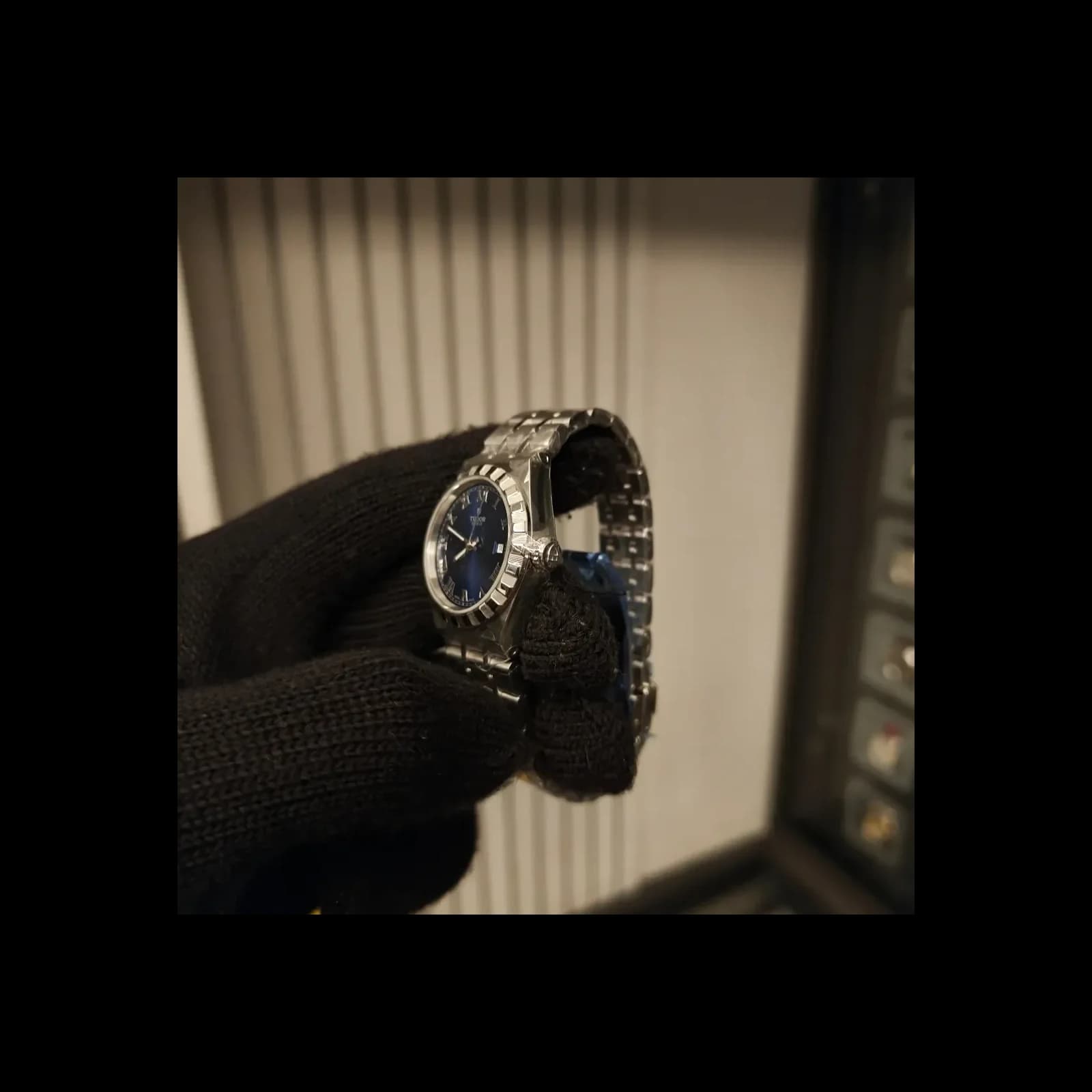 Thumb Royal Date 28 Stainless Steel / Blue - Roman
