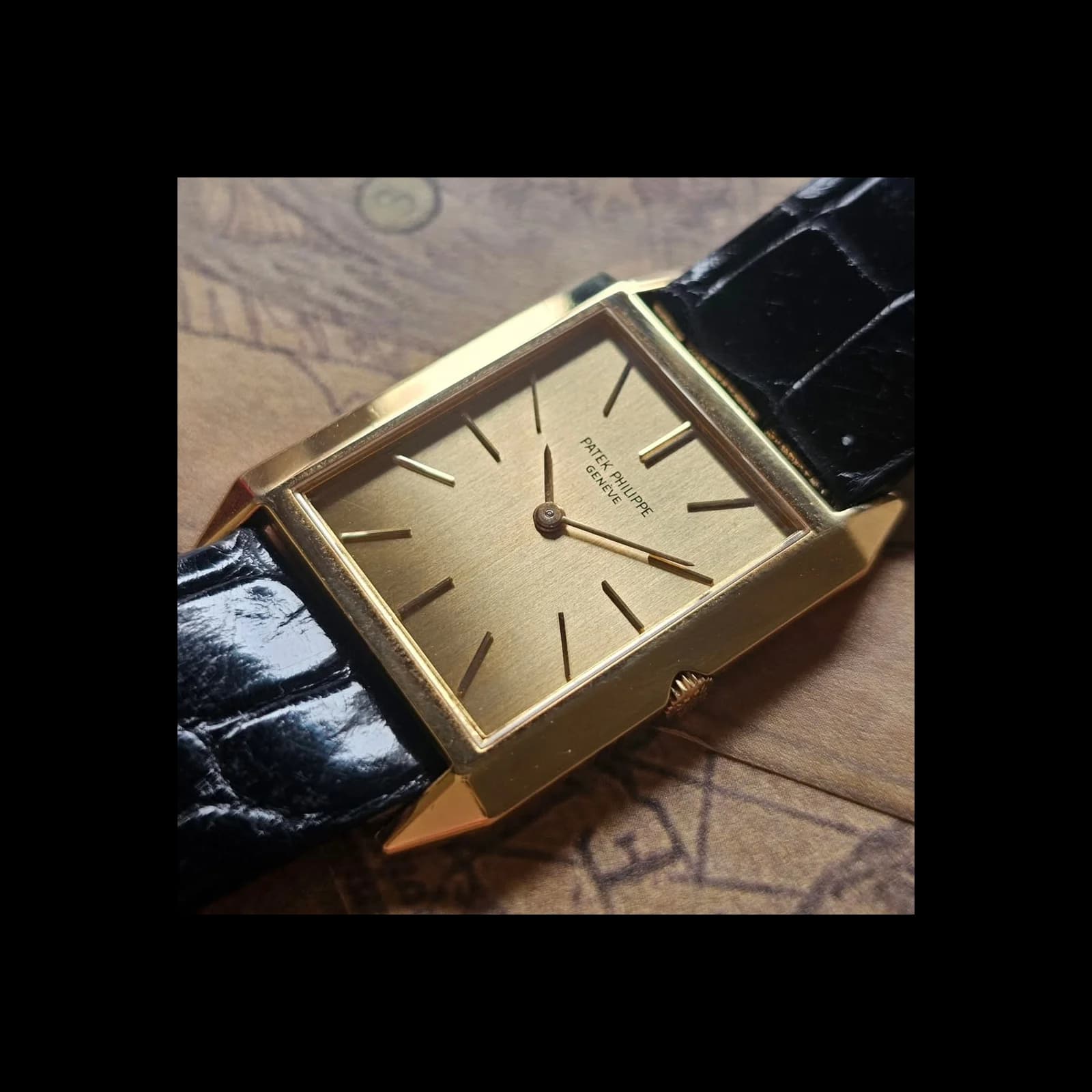 Thumb 18K 'Tank Skater' 3491 Manual Winding