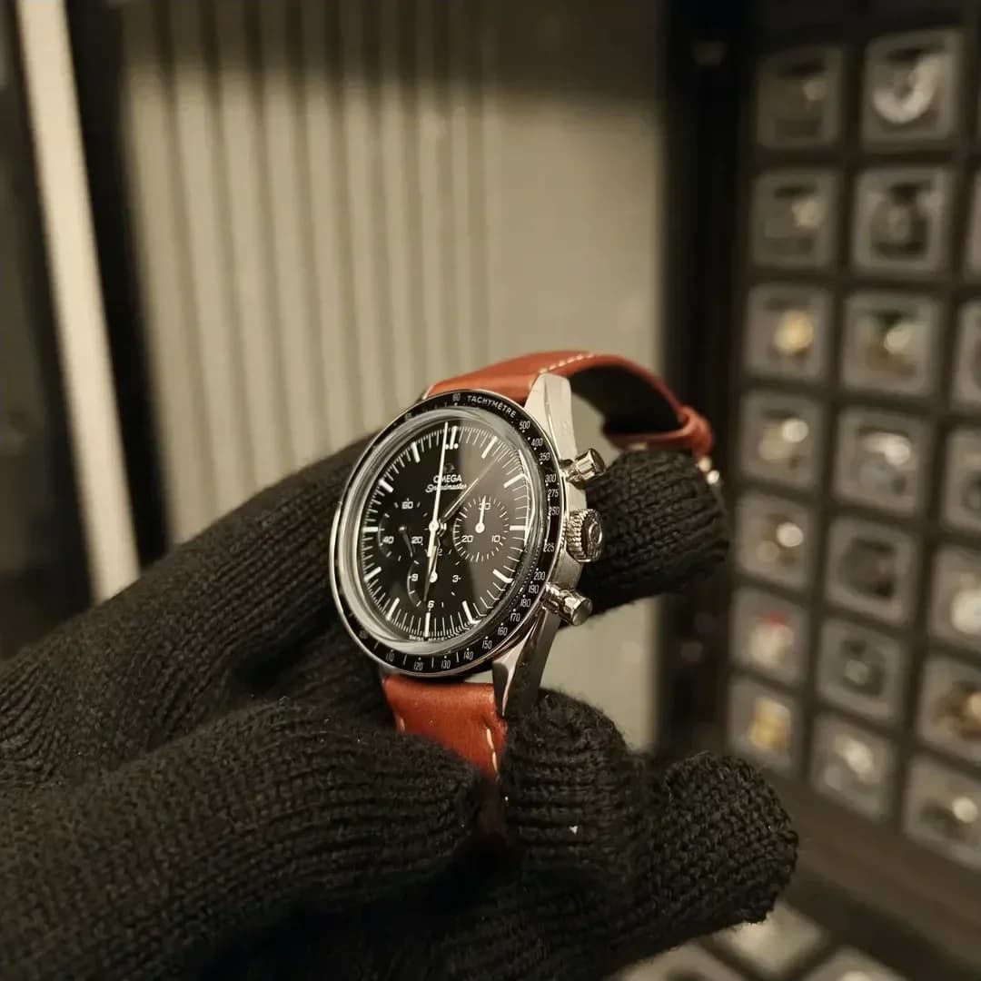 Thumb Speedmaster First Omega in Space
