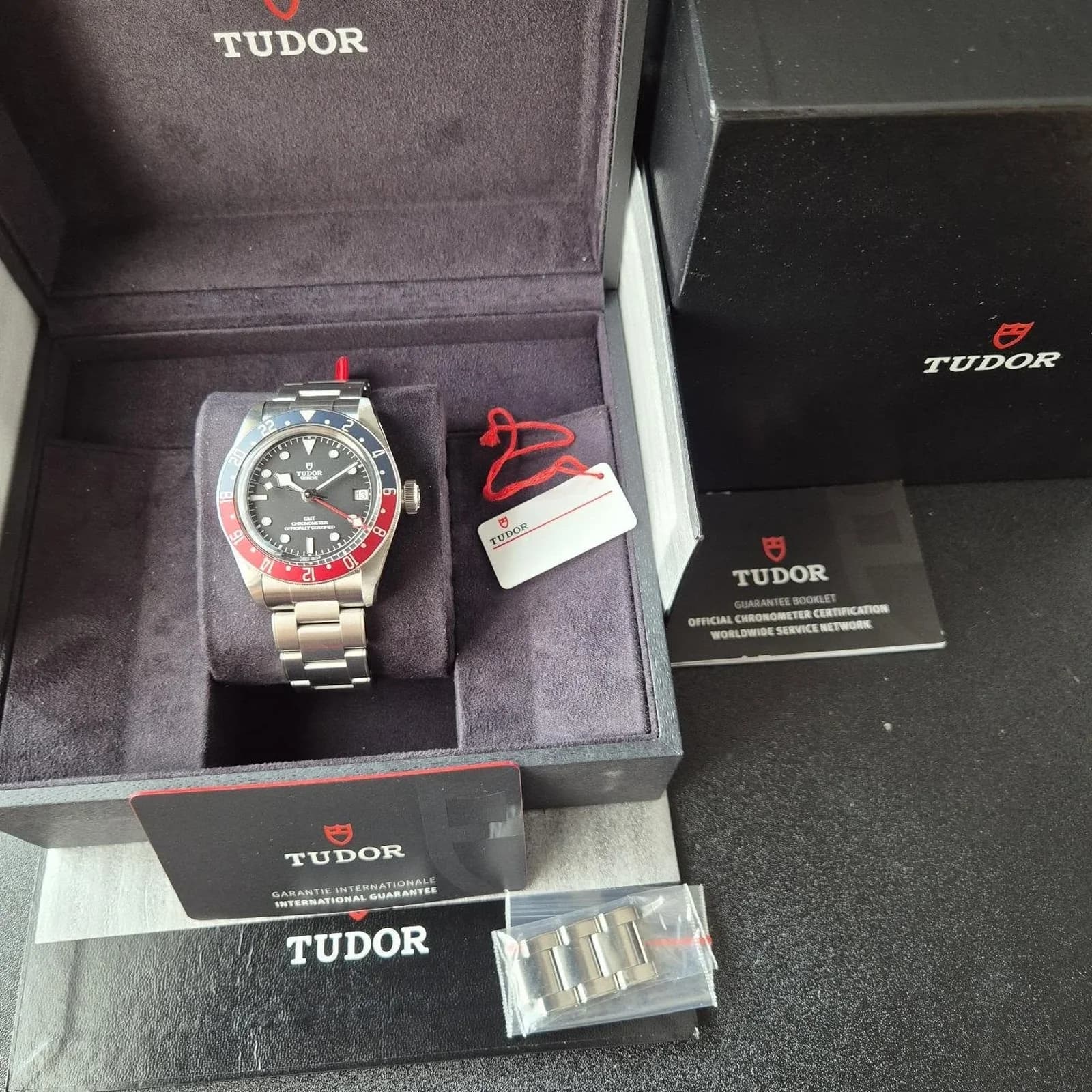 Thumb Black Bay GMT Stainless Steel / Black / Pepsi / Bracelet