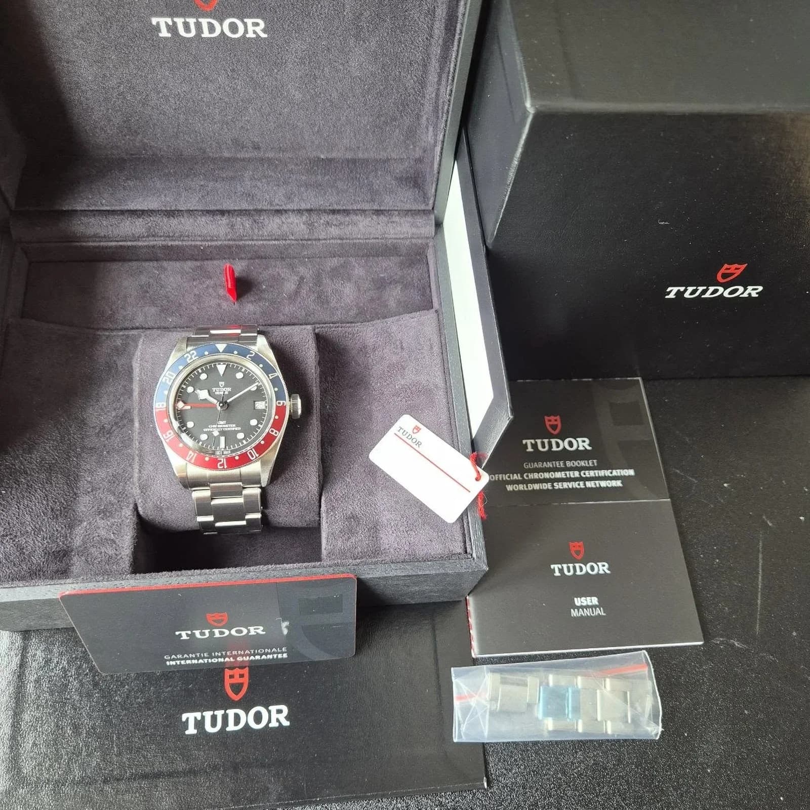 Thumb Black Bay GMT Stainless Steel / Black / Pepsi / Bracelet