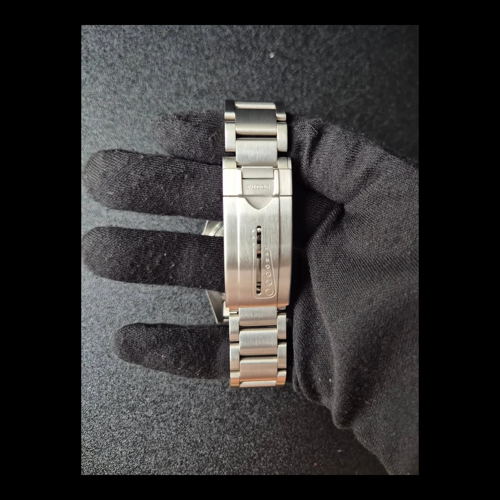 Thumb Pelagos Titanium / Black / Bracelet / LHD