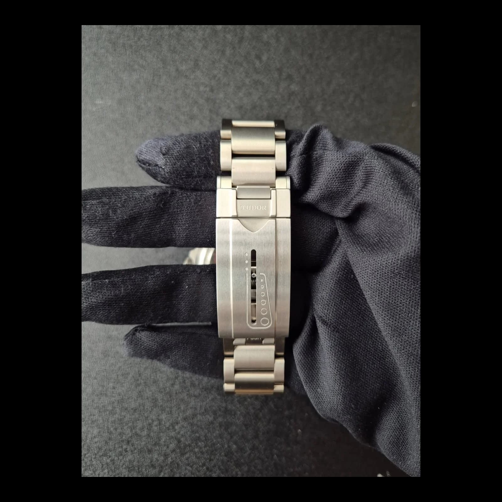 Thumb Pelagos Titanium / Black / Bracelet / LHD