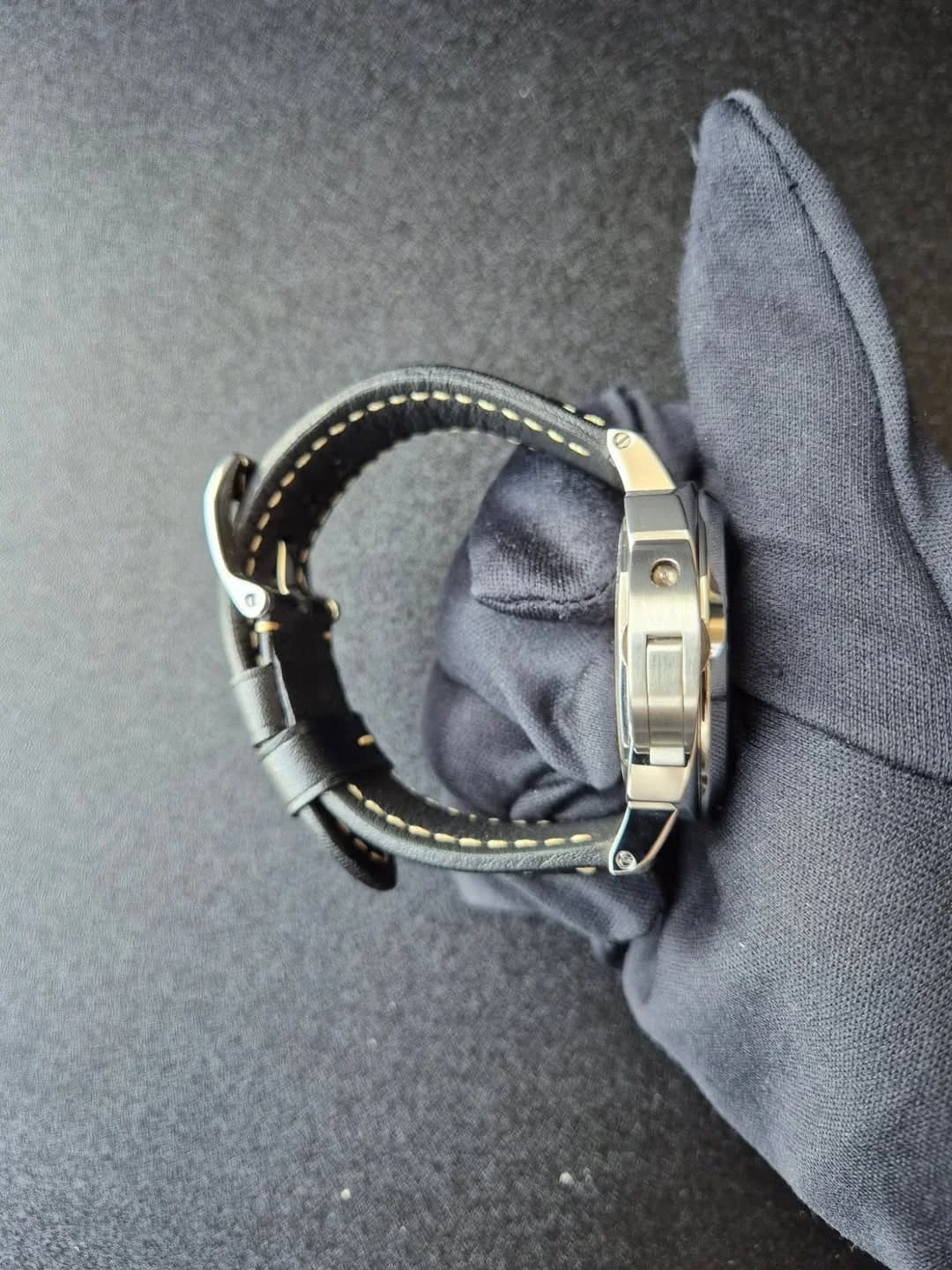 Thumb Luminor Base 44 8 Days Stainless Steel / Black