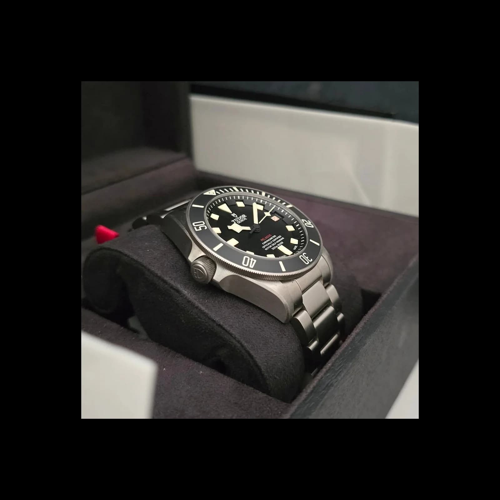 Thumb Pelagos Titanium / Black / Bracelet / LHD