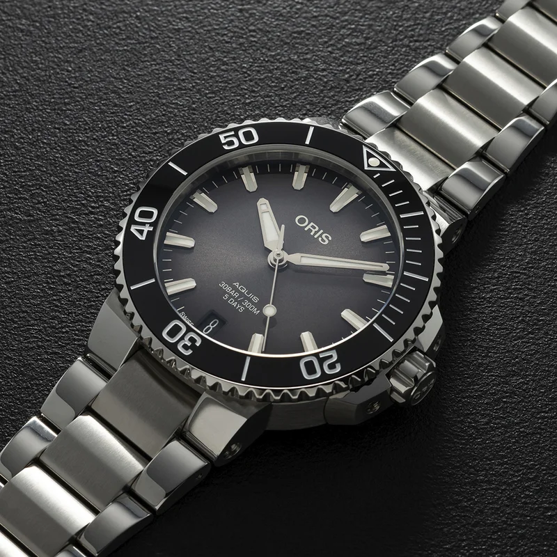 Thumb Aquis Date Calibre 400 41.5 Stainless Steel / Black / Bracelet