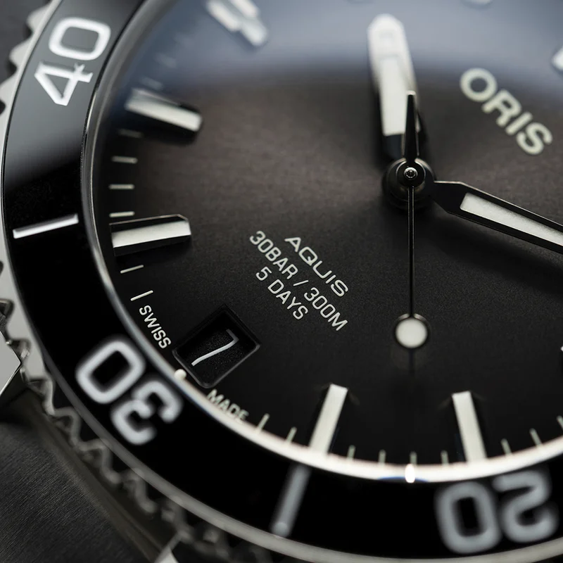 Thumb Aquis Date Calibre 400 41.5 Stainless Steel / Black / Bracelet