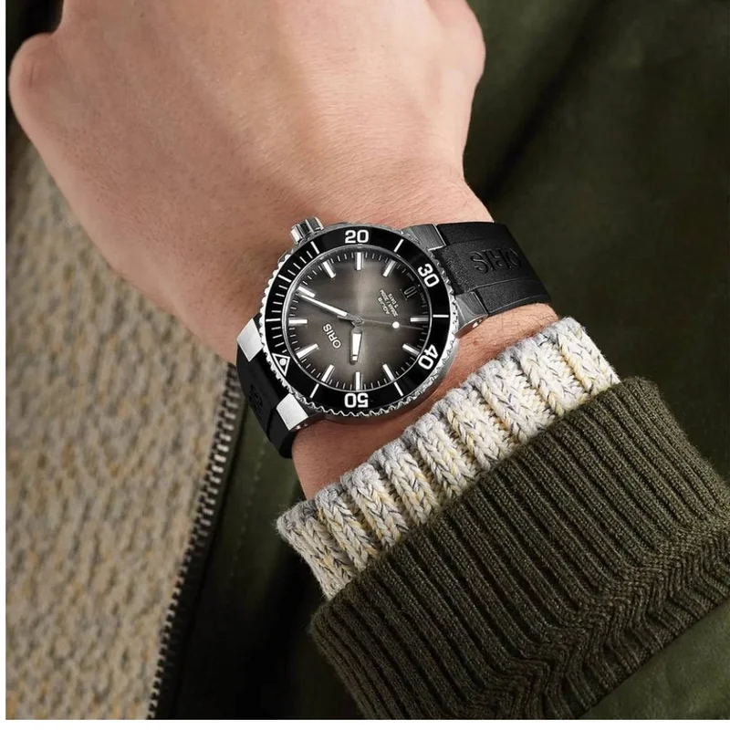 Thumb Aquis Date Calibre 400 41.5 Stainless Steel / Black / Rubber