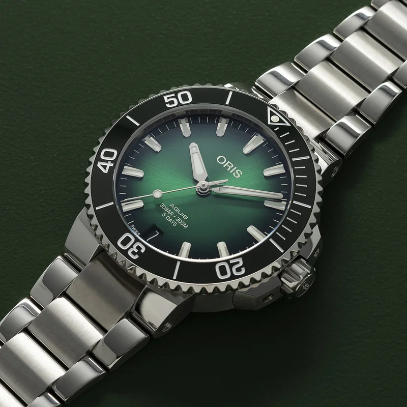 Thumb Aquis Date Calibre 400 41.5 Stainless Steel / Green / Bracelet