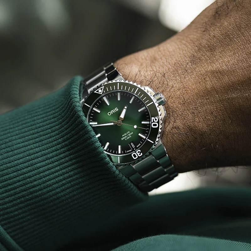 Thumb Aquis Date Calibre 400 41.5 Stainless Steel / Green / Bracelet