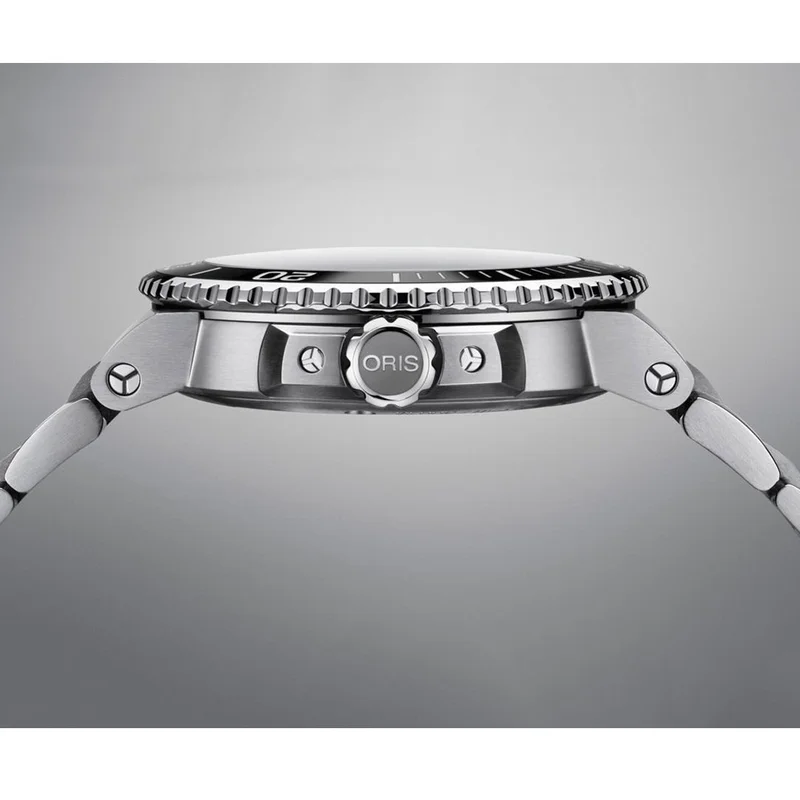 Thumb Aquis Date 43.5 Stainless Steel / Black / Bracelet