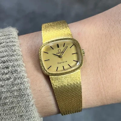 Vintage 1970s Omega Genève Oval Gold-Plated Integrated Bracelet Champagne Dial Ref. LX2334