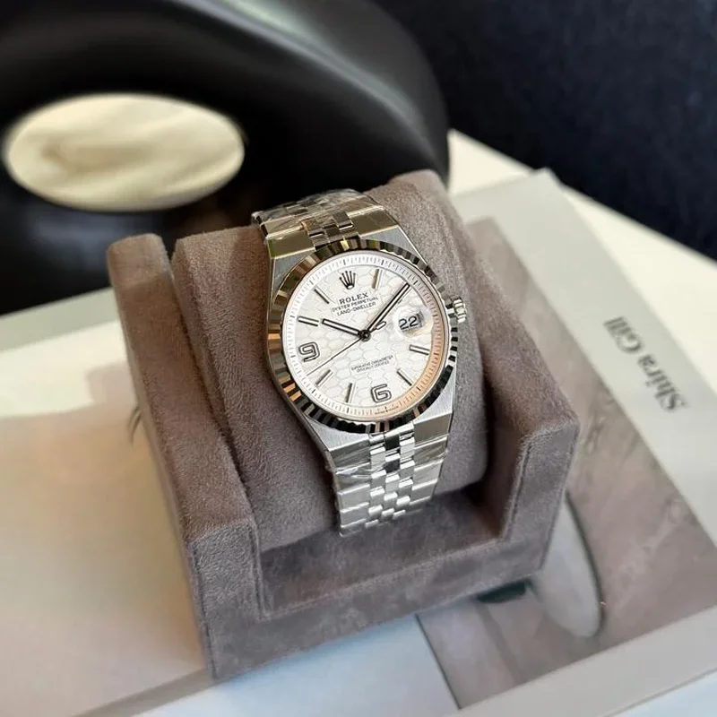 Land-Dweller 40 Oystersteel - White Gold / White / Flat Jubilee
