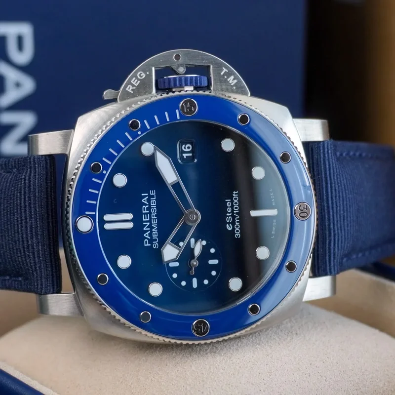 Submersible QuarantaQuattro ESteel Blu Profondo