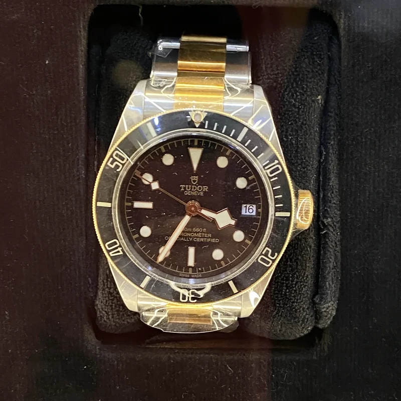 Heritage Black Bay Black S&G / Stainless Steel / Yellow Gold / Black / Bracelet
