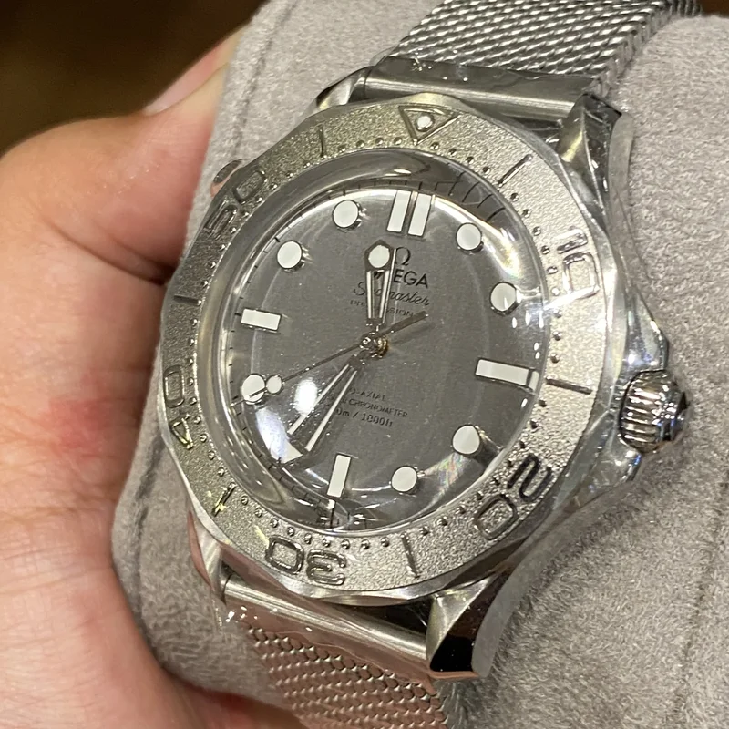 Thumb Seamaster Diver 300M Stainless Steel / Grey