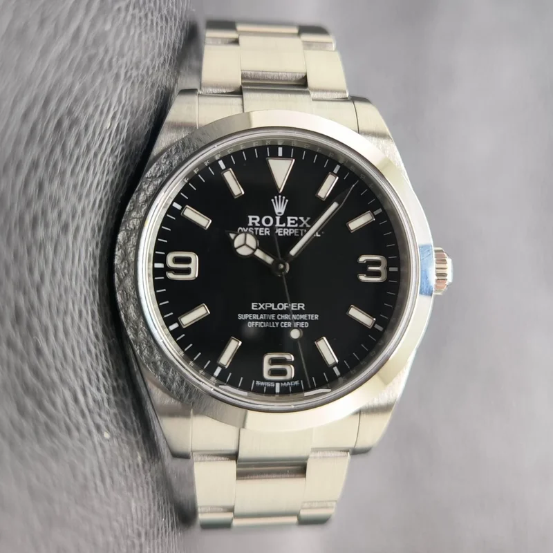 Explorer 39 / Stainless steel / Black