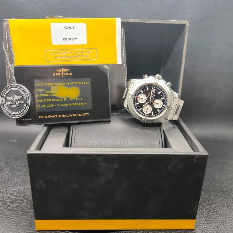 Thumb Colt Chronograph Automatic Stainless Steel / Volcano Black / Bracelet