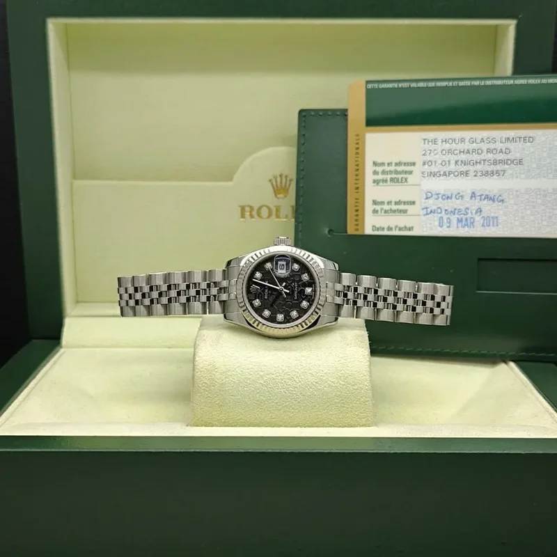 Thumb Lady-Datejust 26 Fluted Black Jubilee