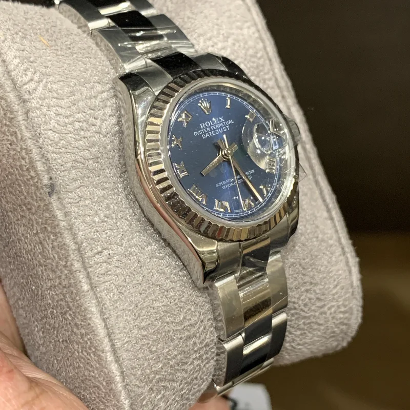 Thumb Lady-Datejust 26 Fluted Blue Roman Oyster
