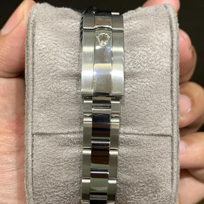 Thumb Lady-Datejust 26 Fluted Blue Roman Oyster