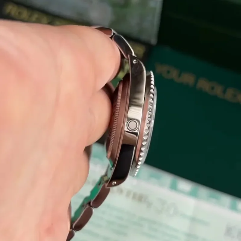 Thumb Sea-Dweller 16600 SuperLuminova