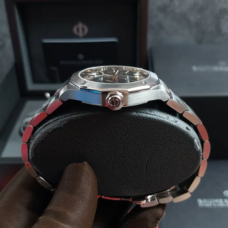 Thumb Riviera Automatic Date 42 'Rabbit Edition Stainless Stee
