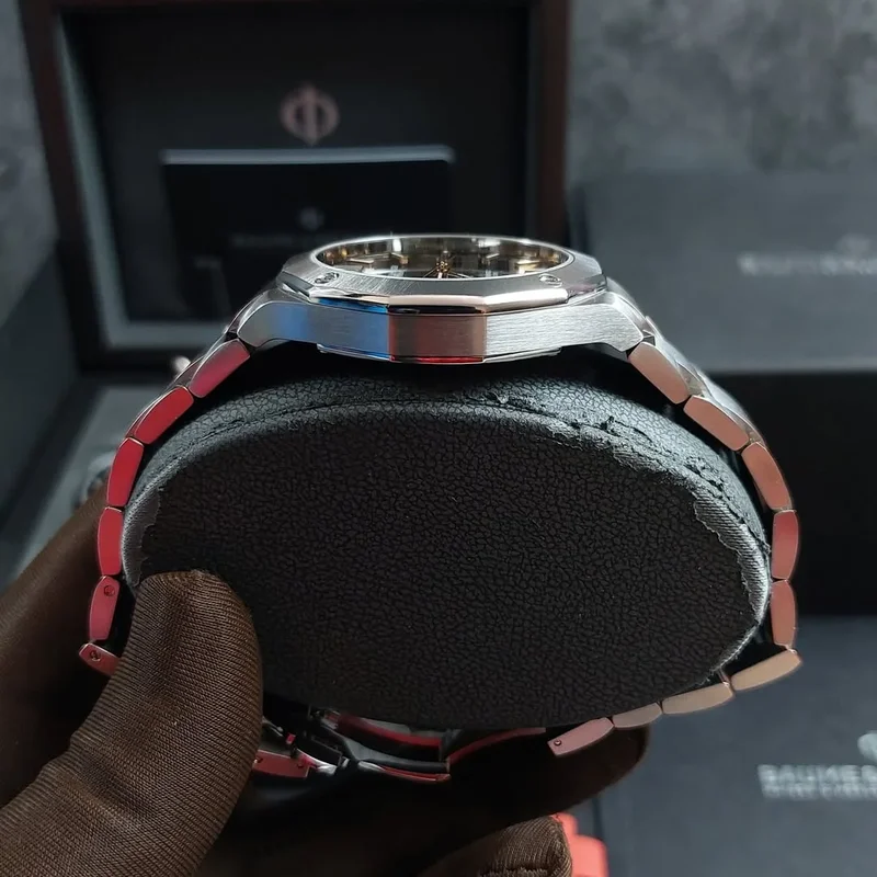 Thumb Riviera Automatic Date 42 'Rabbit Edition Stainless Stee
