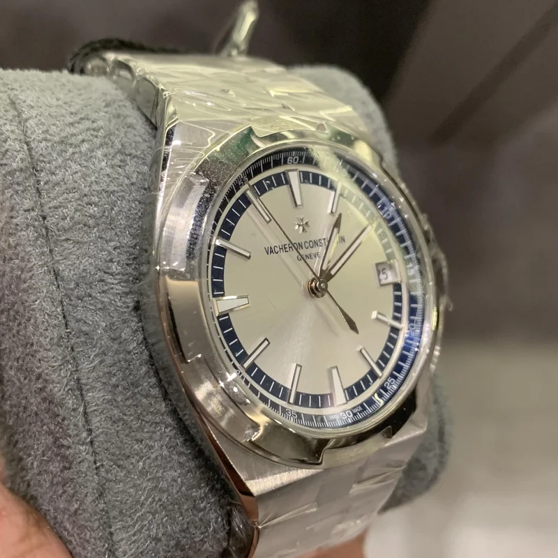 Thumb Overseas Date Stainless Steel / Silver