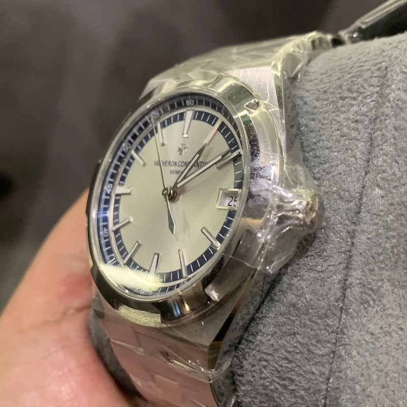 Thumb Overseas Date Stainless Steel / Silver