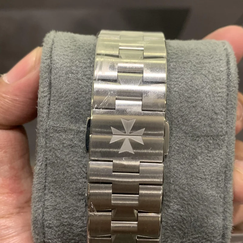 Thumb Overseas Date Stainless Steel / Silver