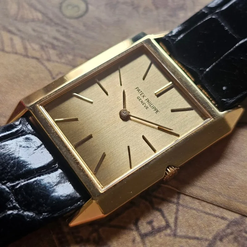 Thumb 18K 'Tank Skater' 3491 Manual Winding