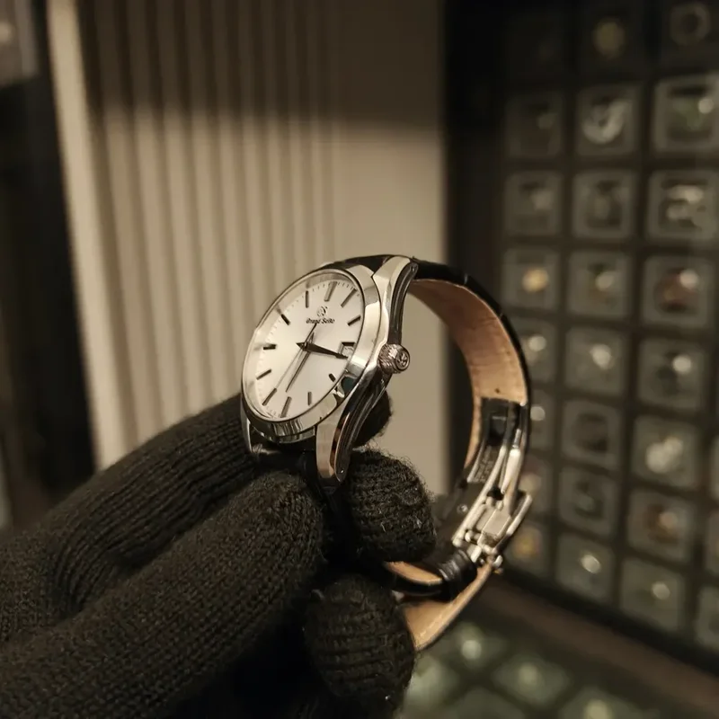 Thumb Quartz Date Stainless Steel / Silver / Leather