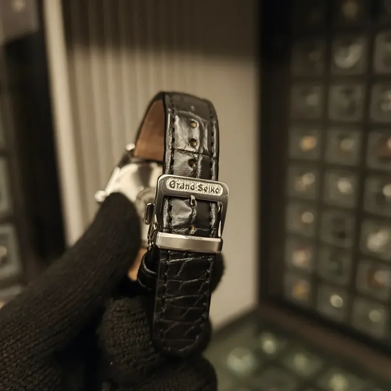 Thumb Quartz Date Stainless Steel / Silver / Leather