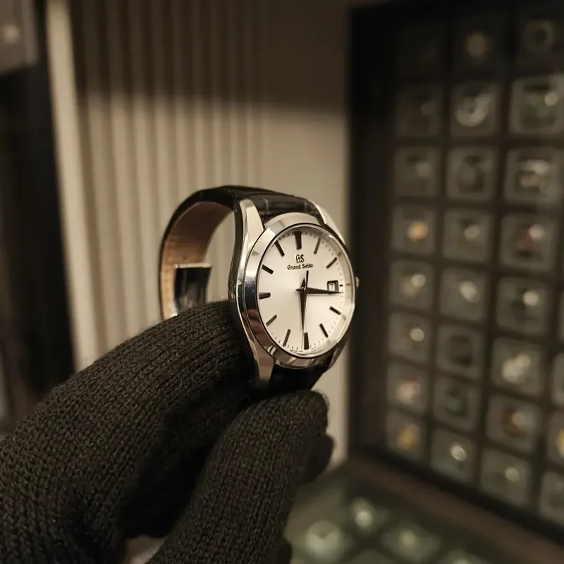 Thumb Quartz Date Stainless Steel / Silver / Leather