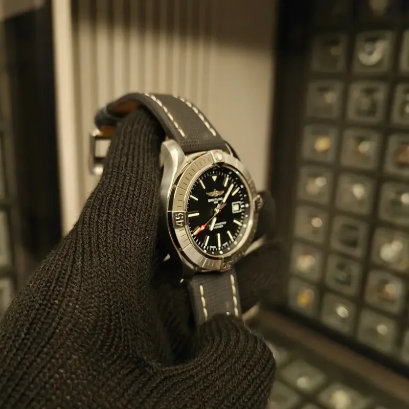 Thumb Avenger Automatic 43 Stainless Steel / Black / Military / Pin