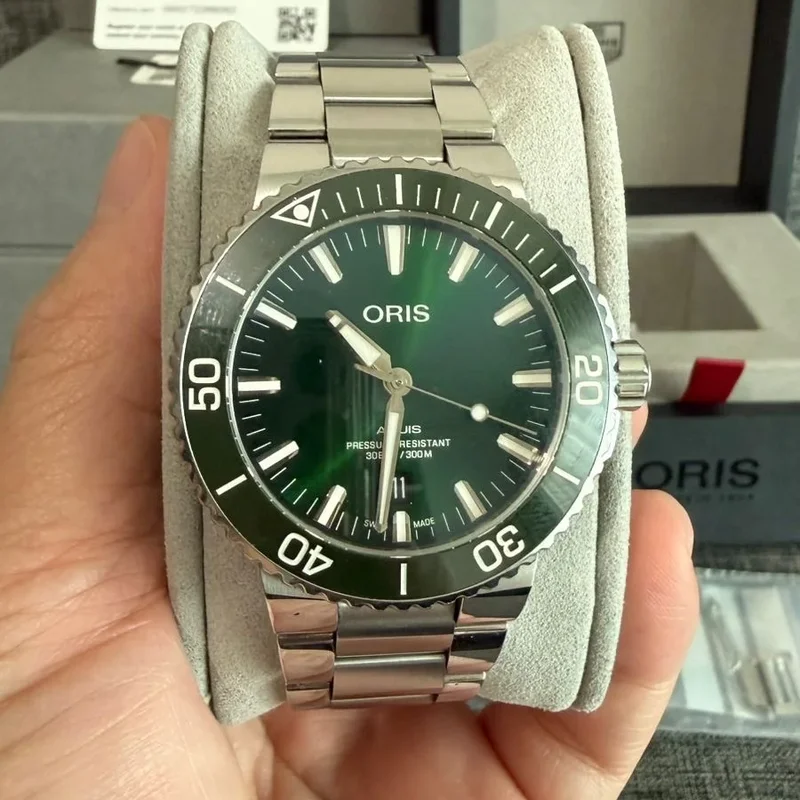 Aquis Date 43 Stainless Steel / Green / Bracelet