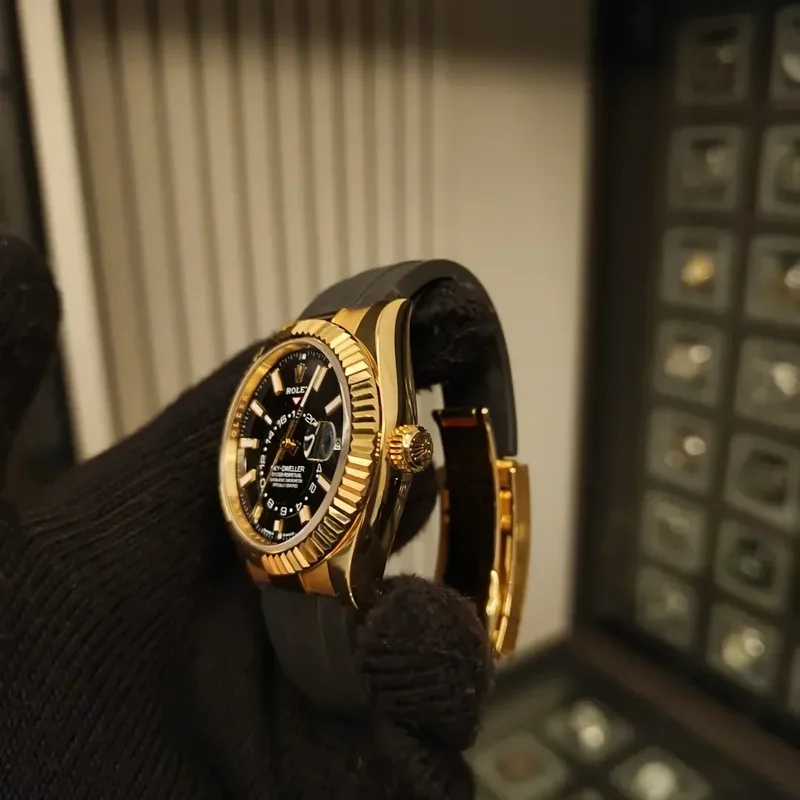 Thumb Sky-Dweller Yellow Gold / Black / OysterFlex