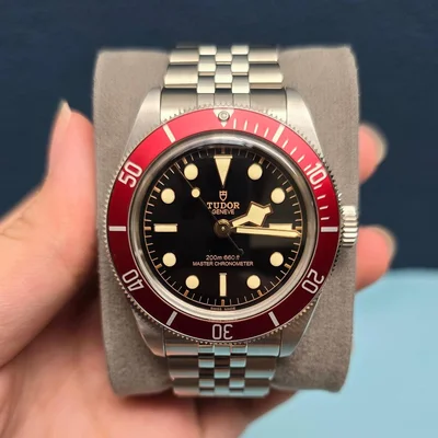 Black Bay Master Chronometer Stainless Steel - Burgundy / Black / Jubilee