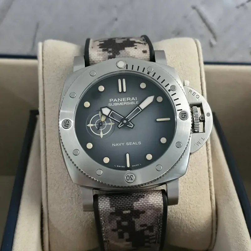 Submersible QuarantaQuattro Navy SEALs