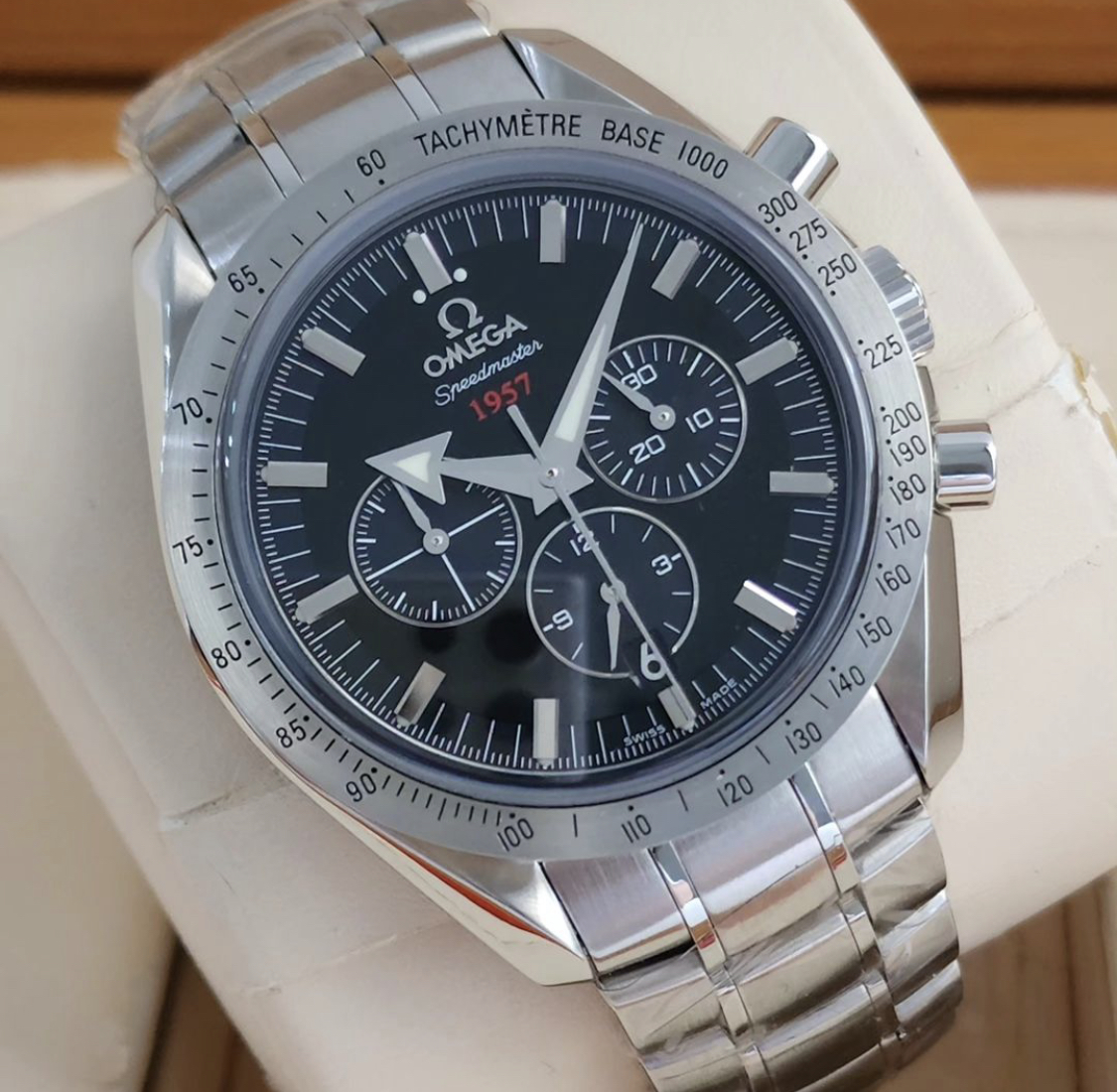 Jam omega speedmaster automatic chronometer hotsell