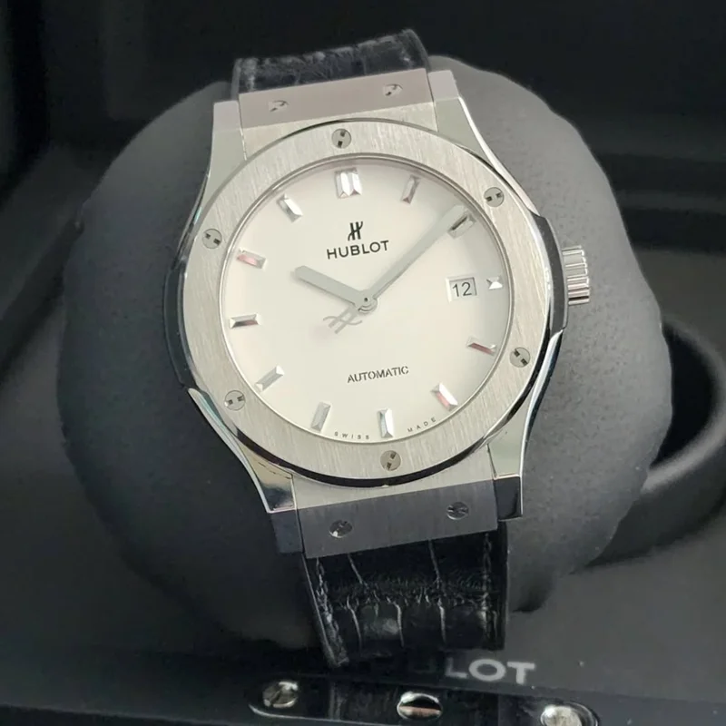 Classic Fusion 42 Titanium / Opaline / Alligator