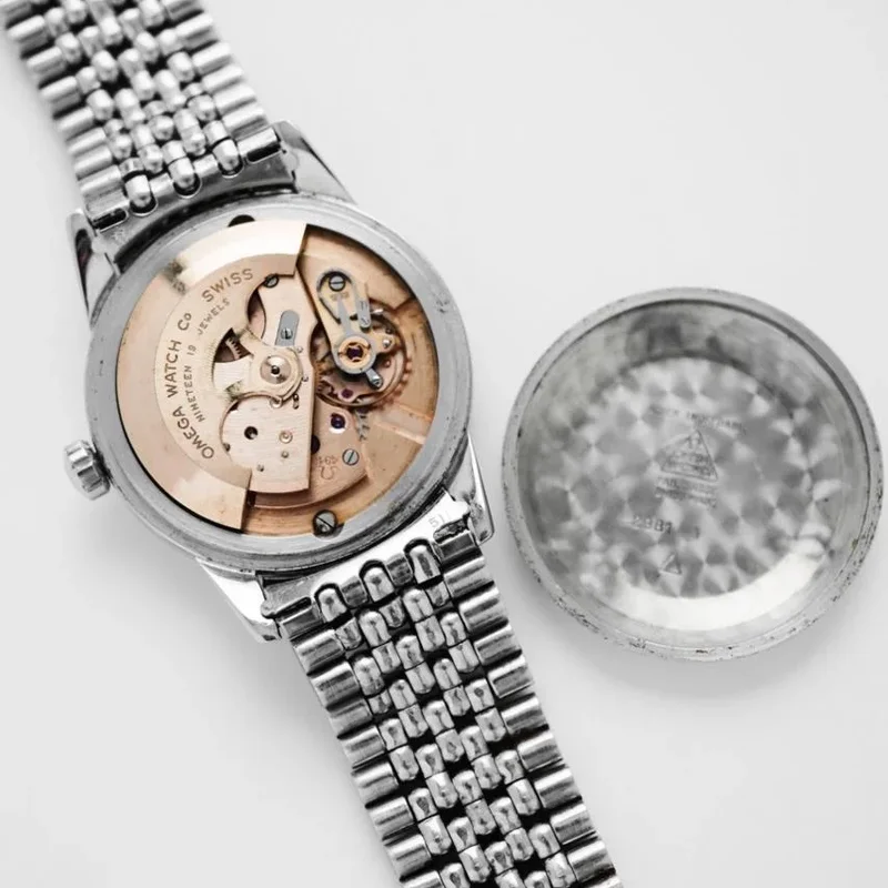 Thumb Omega Cursive Geneve Sub Second