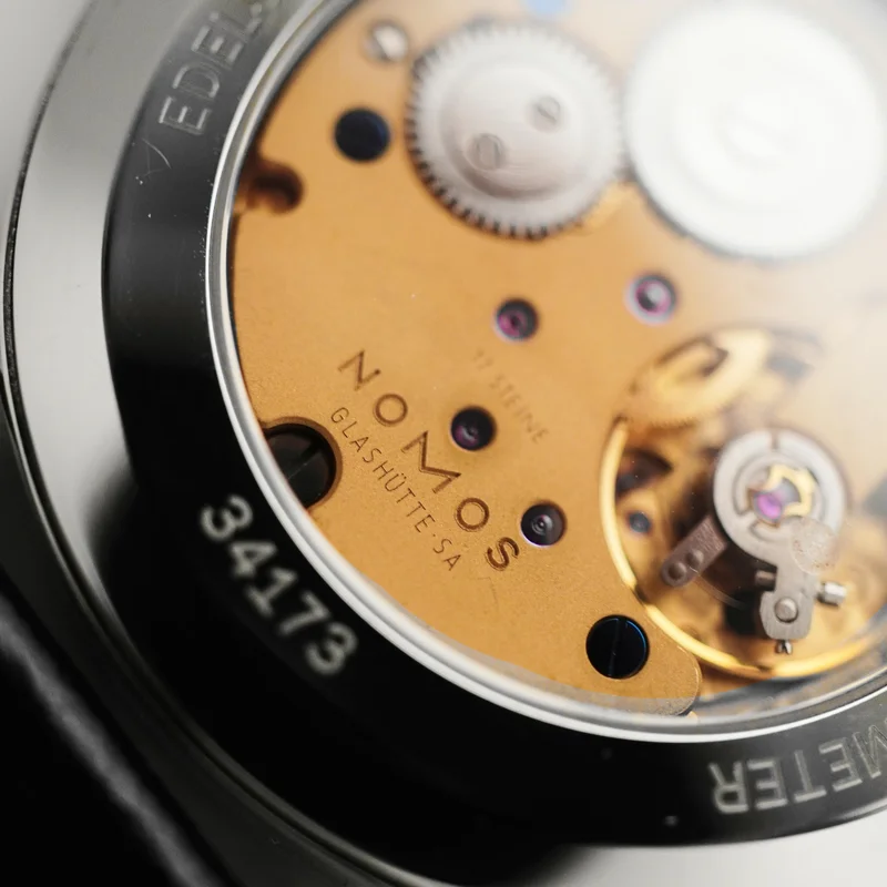Thumb Nomos Tangente