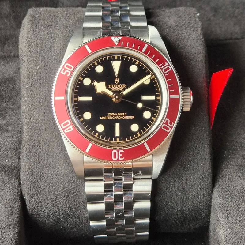 Black Bay Master Chronometer Stainless Steel - Burgundy / Black / Jubilee