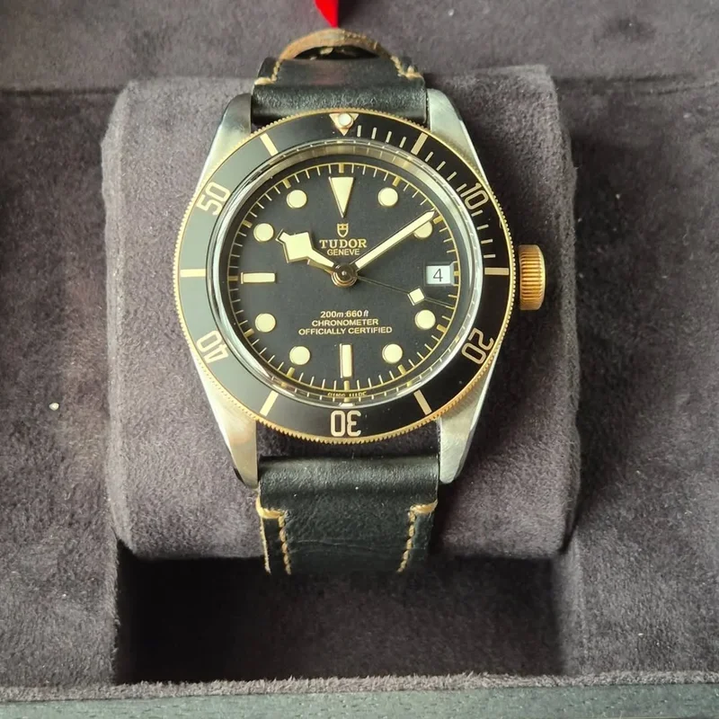 Heritage Black Bay Black S&G / Stainless Steel / Yellow Gold / Black / Strap