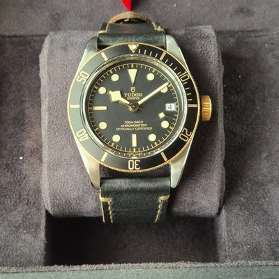 Heritage Black Bay Black S&G / Stainless Steel / Yellow Gold / Black / Strap
