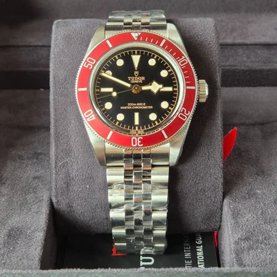 Black Bay Master Chronometer Stainless Steel - Burgundy / Black / Jubilee