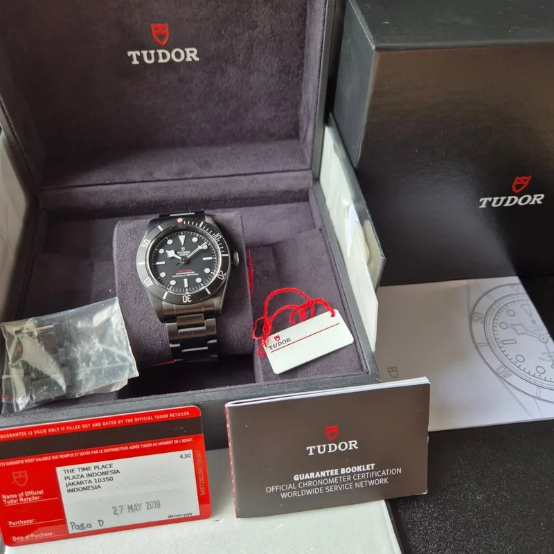 Heritage Black Bay Black Dark / Straight End Bracelet